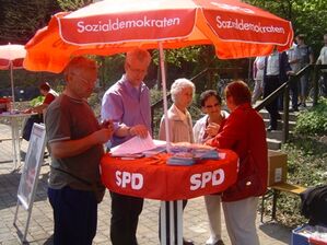 Joachim Schwiderke (2.v.l.) mit Interessierten am Infostand
