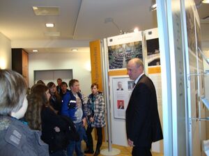 Mitarbeiter der Ausstellung im Gespräch mit Schülern