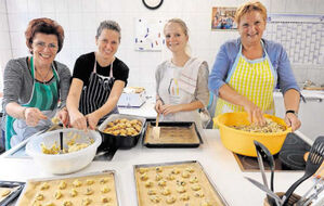 Weihnachtsbacken Karin und Diana