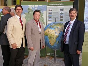 P. Spieß (Bgm. Rhönblick), R. Baumann (MdL), K.-F. Abé (Leiter Biosphärenreservat Rhön) am Stand des Biosphärenreservats