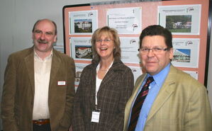 R. Baumann, MdL, im Gespräch mit S. Leicht, Chefin der Arbeitsagentur Meiningen, und W. Wieland, AWO SWT (v.r.n.l.)