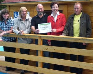 Thüringens Sozialministerin Heike Taubert bei der symbolischen Übergabe der Lottomittel im Ruhlaer Waldbad