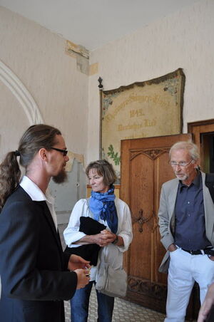 Dr. K.Gebhardt von der Deutschen Stiftung Denkmal läßt sich von Historiker T. Marx das Schloß zeigen