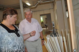 Herr Hebenstereit verweist auf historische Exponate