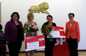 Presiverleihung 2014: Heidrun Sachse (li.) und Heike Taubert (re.) übergeben den 8. Frauenpreis.