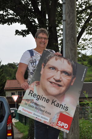 Mein erstes Plakat hänge ich in Rauda.