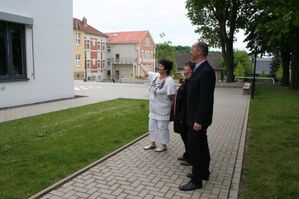 Stadtratsmitglieder Hofmann und Fritzsche im Gespräch mit Schulleiterin Weidhase in Langenberg