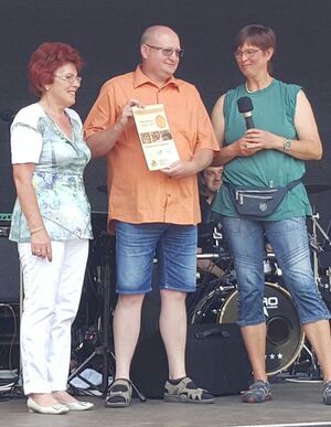 Erhalt der Patenschaftsurkunde mit Karin Müller, Stephan Nagel, Andrea Bache (v.l.)