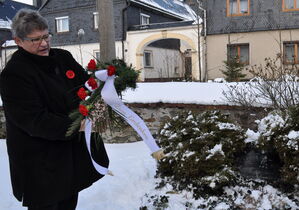Am Gedenkstein im Stadtteil Friesau