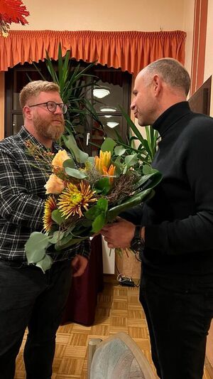 SPD-Kreisvorsitzender Norman Müller (re.) gratuliert Frank Rauschenbach (li.) zur Landtagskandidatur