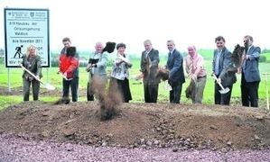 Symbolischer Spatenstich (v. l.): MdL Sabine Doht (SPD), MdB Christian Hirte (CDU), MdB Ernst Kranz (SPD),