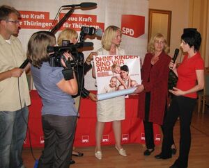 Antje Krug bei der Übergabe ihres Posters an Ministerin Manuela Schwesig