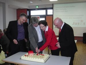 Anschnitt der Geburtstagstorte durch Steffen-Claudio Lemme, Winfried Bergmann, Heike Taubert und Frank Weber (v.l.n.r.)