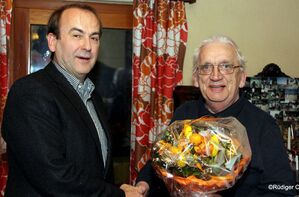 Blumen für Roland Ernst überreicht Peter van der Weth