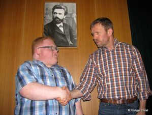 Kreisvorsitzender Ralf Pollmeier beglückwünscht Christian Schließmann