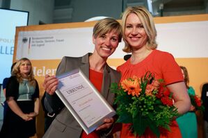 Dr. Cornelia Klisch mit Manuela Schwesig nach der Preisverleihung (Bild: BMSFSJ)