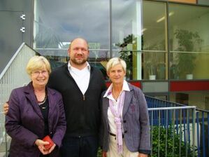 Berufsschule (auf dem Bild der Ortsteilbürgermeister Torsten Haß mit der Schulleiterin Frau Remus und der Ortsteilbürger