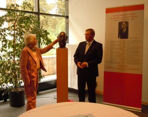 Cornelia Martin streichelt die hervorragend getroffene Büste ihres Vaters