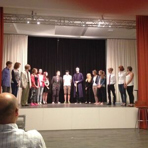 Die Schülerinnen und Schüler bei der Aufführung ihres selbst geschriebenen Stücks.
