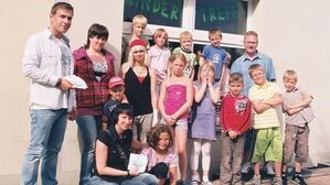 Übergabe der Eintrittskarten für die Kinderkulturnacht vor dem Kindertreff in Eisenach-Nord durch die SPD