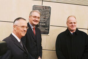 v.l.: Hans Eichel, Matthias Doht und Ernst Welteke enthüllen die Gedenktafel am Eisenacher Rathaus