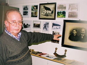 Bernd Stichling verweist auf historische Fotos in der Heimatstube