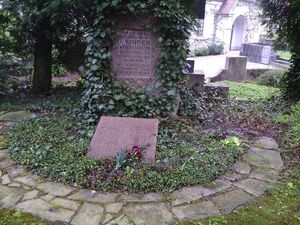 Blumen für die unschuldig getöteten Kinder von Zwangsarbeiterinnen.