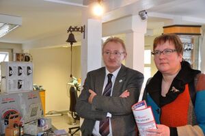 Ruhlas Bürgermeister Hans Joachim Ziegler (SPD) mit Iris Gleicke in der Schauwerkstatt