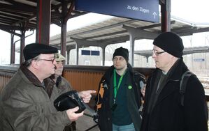 Günther Schwarze (SPD), li. begrüßt MdL Carsten Meyer (Grüne) re. auf dem Bad Salzunger Bahnhof