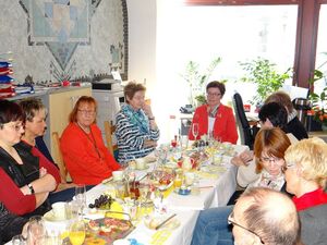 Heike Taubert und Irene Schlotter im Gespräch mit den Frauen des KV Altenburg (Foto: Th. Jäschke)