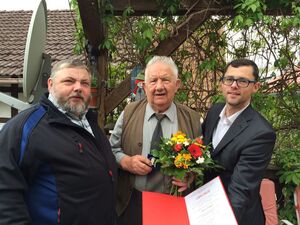 Heinz Schulz erhält aus den Händen von Michael Klostermann (links) die Willy-Brandt-Medaille