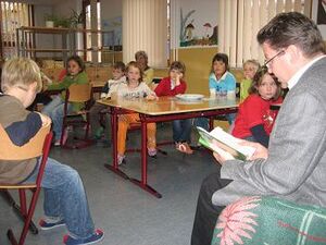 Rolf Baumann liest vor Kindern der GS 