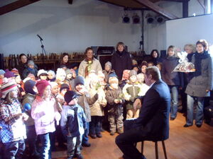 Von den Kindern des Kindergartens umringt wurde Frank Pach ein Ständchen mit einstudierten Liedern und auf ihn gemünzten