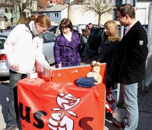 Martin Lunau, Martina Christ, Sophia Lieding und Holger Schäfer v.links, am Jusostand in Bad Salzungen 
