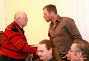 Ralf Pollmeier erhält eine Dokumentation aus dem Nachbarkreis Hersfeld- Rotenburg