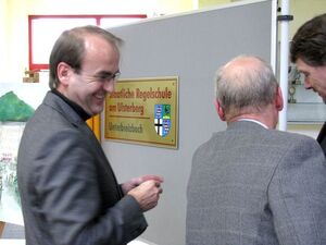 Freut sich über "seine" Schule:Bürgermeister Roland Ernst, (pl. für die SPD)