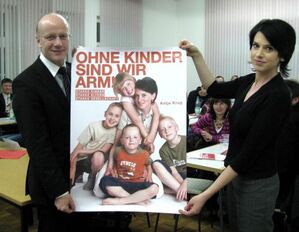 Staatsekretär Prof. Merten mit dem Poster von Antje Krug