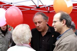 Matthias Machnig, hier am 1.Mai in Eisenach im Gespräch mit Bürgern
