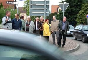 Da geht's zum Rathaus, Bernd Otto mit dem SPD-Kreisvorstand im Zentrum von Barchfeld