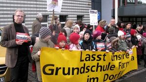 Klaus Stöber, SPD Gemeinderat mit protestierenden Schülern vor dem Landratsamt