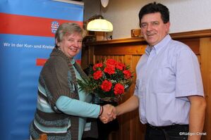  Bad Salzungens SPD Fraktionsvorsitzende Susanne Heymel gratuliert Gunter Kunze zur Wahl als SPD Bürgermeisterkandidat.