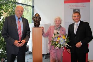 Im Bild Gerd Schuchhardt(ehem. SPD-Fraktionsvorsitzender), Brills Tochter Cornelia Martin und Uwe Höhn