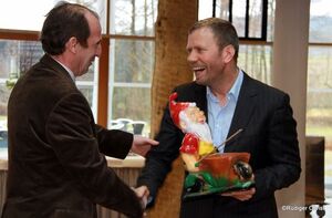 Lutz Kromke überreicht sein originelles Geschenk