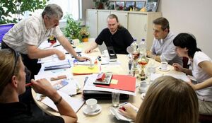Schulleiter Jens Günschmann erläutert unseren Jusos das Konzept seiner Schule.