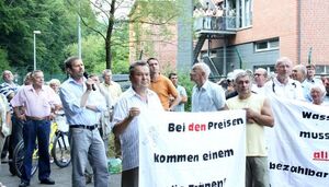Friedlicher Protest vor dem Zaun, dahinter als Zaungäste die Volksvertreter
