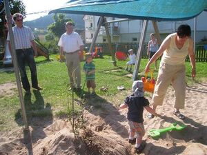 Rolf Baumann im Gespräch mit Erzieherinnen und Kindern