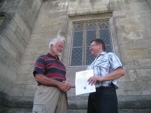 Rolf Baumann übergibt die Spende an Jürgen Sando, Sprecher der Initiative
