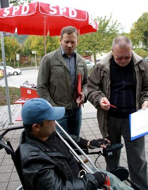 Ralf Pollmeier und Günther Schwarze beim Sammeln von Unterschriften in Bad Salzungen