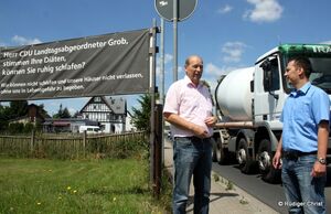 SPD-Landtagskandidat Jürgen Holland-Nell im Gespräch mit einem Anwohner