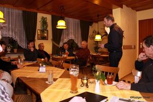 Ralf Pollmeier im Gespräch mit interessierten Creuzburger Bürginnen und Bürgern